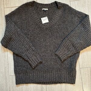 American Eagle sweater size M NWT